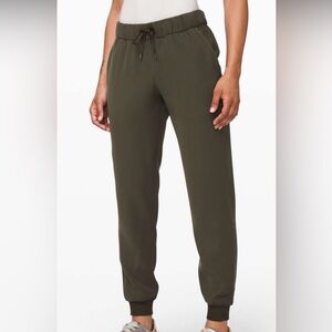 Lululemon on the fly jogger dark olive sz 8 hardly worn EUC $118